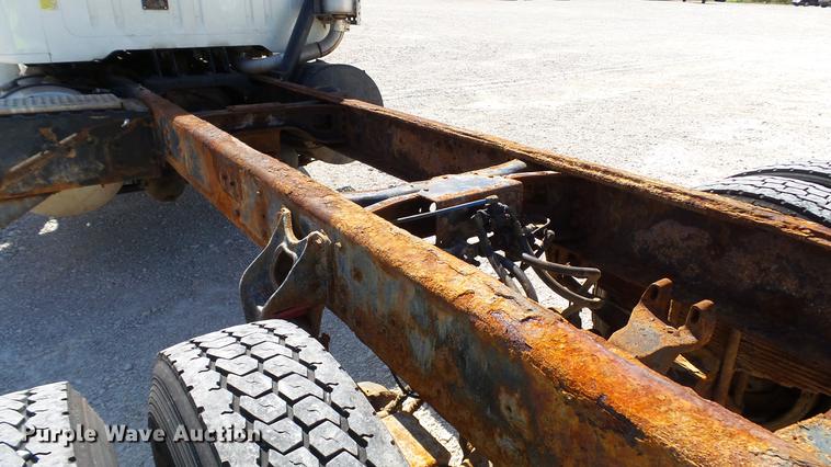 image for item DC2554 2001 International 8100 truck cab and chassis