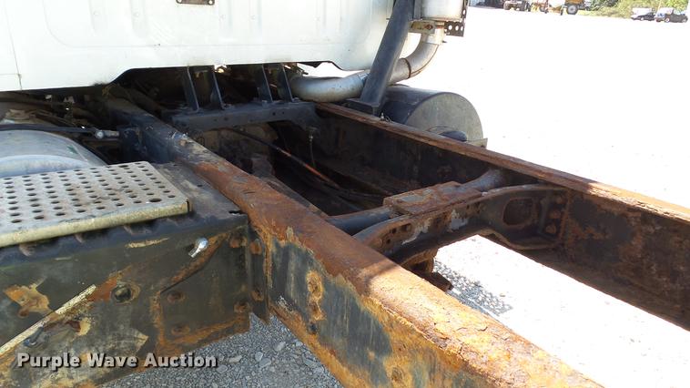 image for item DC2554 2001 International 8100 truck cab and chassis