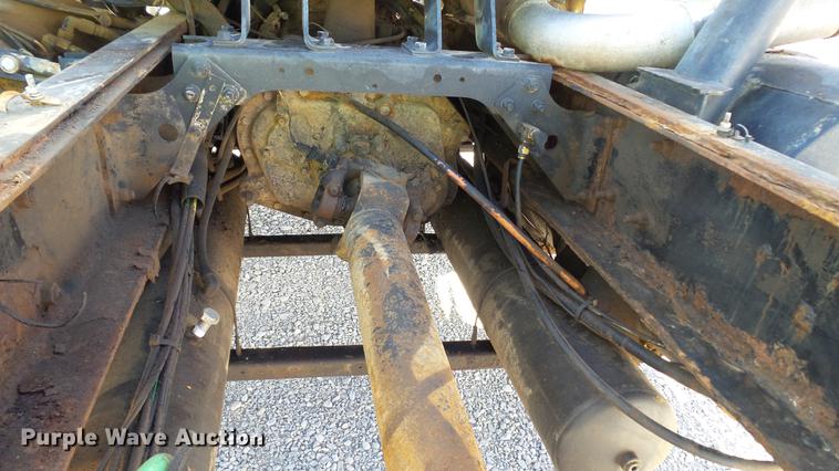 image for item DC2554 2001 International 8100 truck cab and chassis