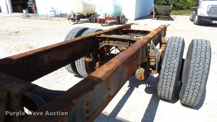 image for item DC2554 2001 International 8100 truck cab and chassis