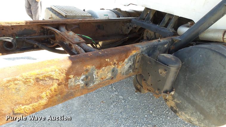 image for item DC2554 2001 International 8100 truck cab and chassis