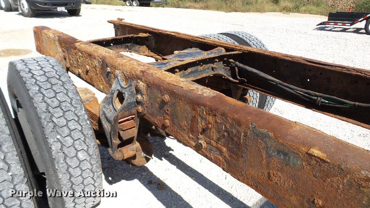 image for item DC2554 2001 International 8100 truck cab and chassis