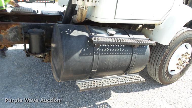 image for item DC2554 2001 International 8100 truck cab and chassis