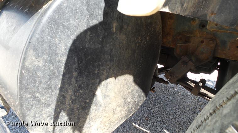 image for item DC2554 2001 International 8100 truck cab and chassis