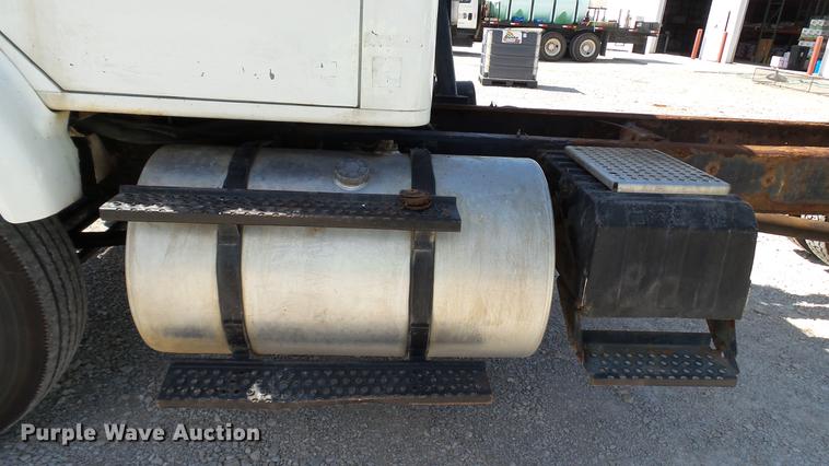 image for item DC2554 2001 International 8100 truck cab and chassis