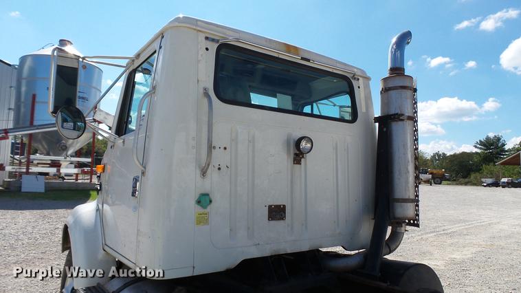 image for item DC2554 2001 International 8100 truck cab and chassis