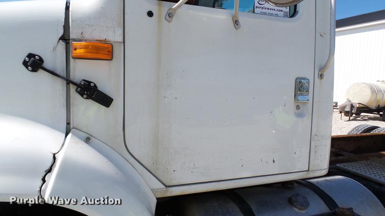 image for item DC2554 2001 International 8100 truck cab and chassis