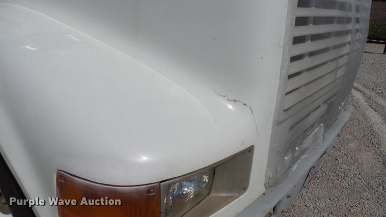 image for item DC2554 2001 International 8100 truck cab and chassis