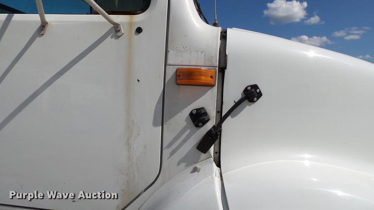 image for item DC2554 2001 International 8100 truck cab and chassis