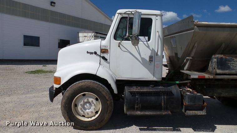 image for item DC2558 2000 International 8100 fertilizer tender truck