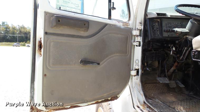 image for item DC2558 2000 International 8100 fertilizer tender truck