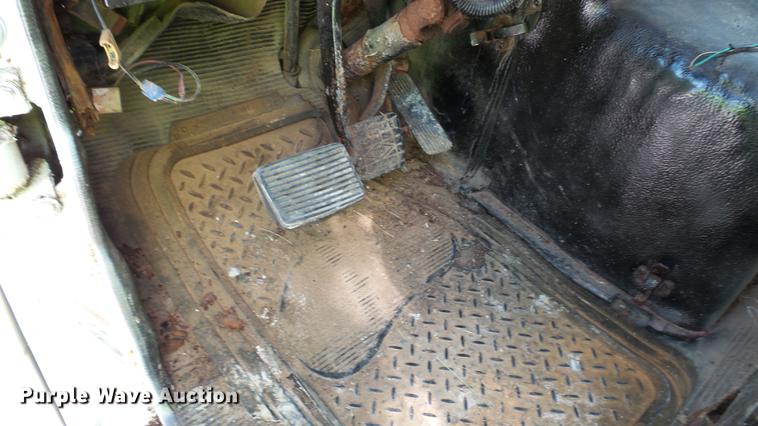 image for item DC2558 2000 International 8100 fertilizer tender truck