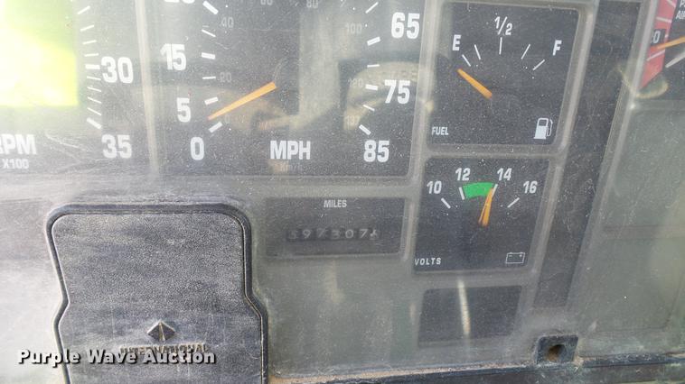 image for item DC2558 2000 International 8100 fertilizer tender truck