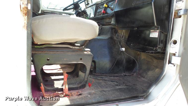 image for item DC2558 2000 International 8100 fertilizer tender truck