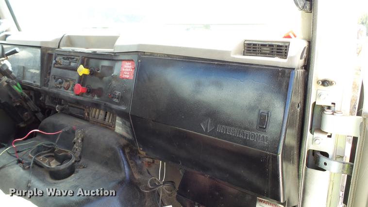 image for item DC2558 2000 International 8100 fertilizer tender truck