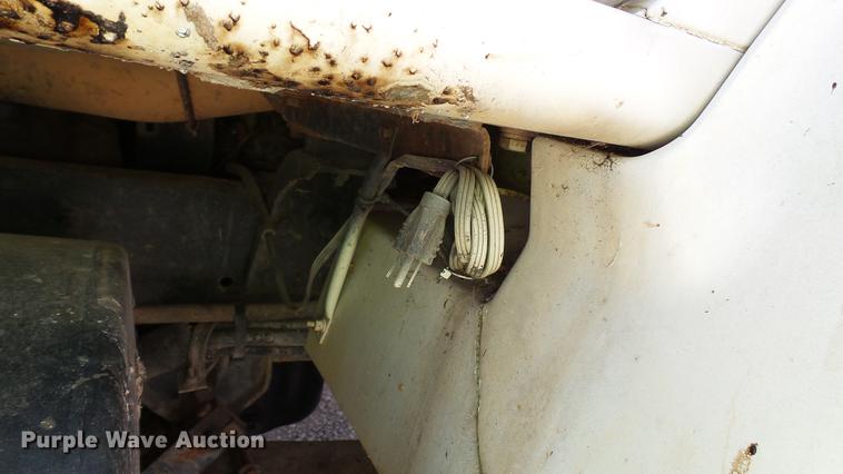 image for item DC2558 2000 International 8100 fertilizer tender truck