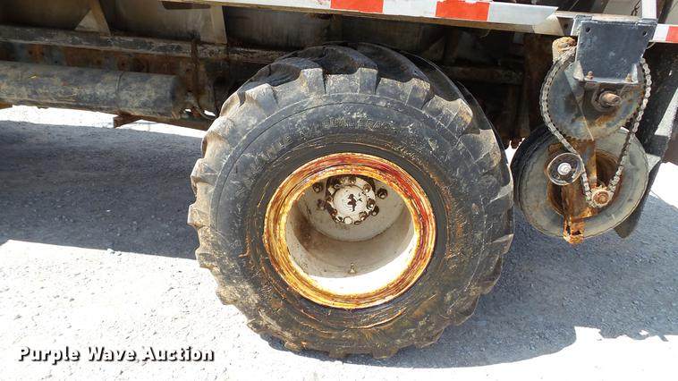 image for item DC2558 2000 International 8100 fertilizer tender truck