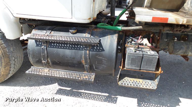 image for item DC2558 2000 International 8100 fertilizer tender truck