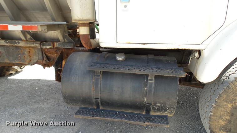 image for item DC2558 2000 International 8100 fertilizer tender truck