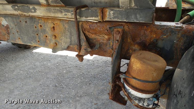 image for item DC2558 2000 International 8100 fertilizer tender truck