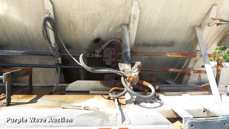 image for item DC2558 2000 International 8100 fertilizer tender truck