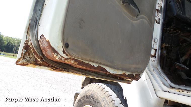 image for item DC2558 2000 International 8100 fertilizer tender truck