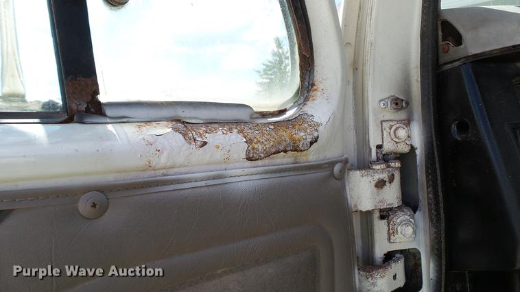 image for item DC2558 2000 International 8100 fertilizer tender truck