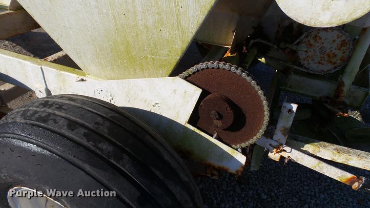 image for item DC2564 Willmar spreader