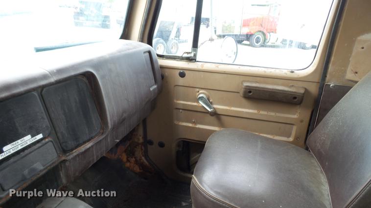 image for item DC2568 1987 International 1955 seed tender truck