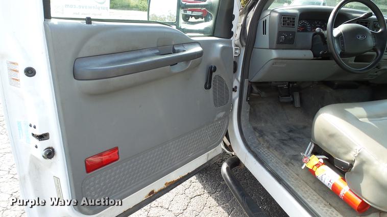 image for item DC2570 2004 Ford F450 Super Duty flatbed pickup truck