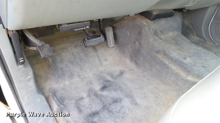 image for item DC2570 2004 Ford F450 Super Duty flatbed pickup truck