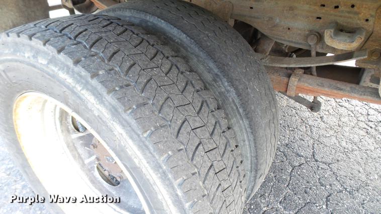 image for item DC2570 2004 Ford F450 Super Duty flatbed pickup truck