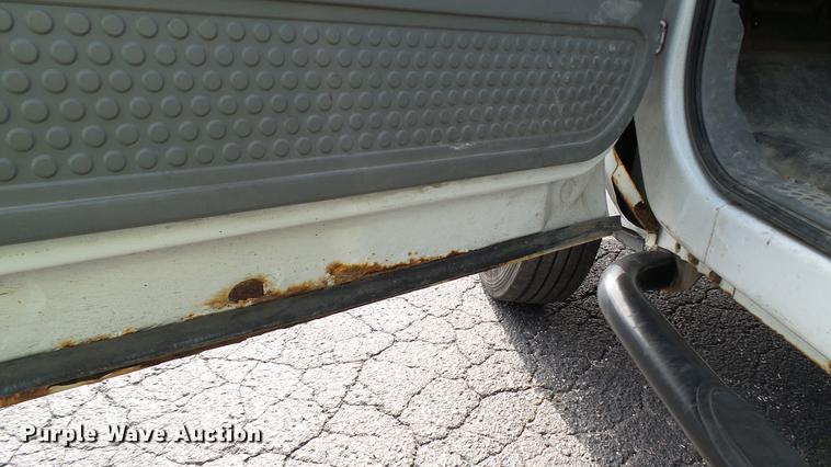 image for item DC2570 2004 Ford F450 Super Duty flatbed pickup truck