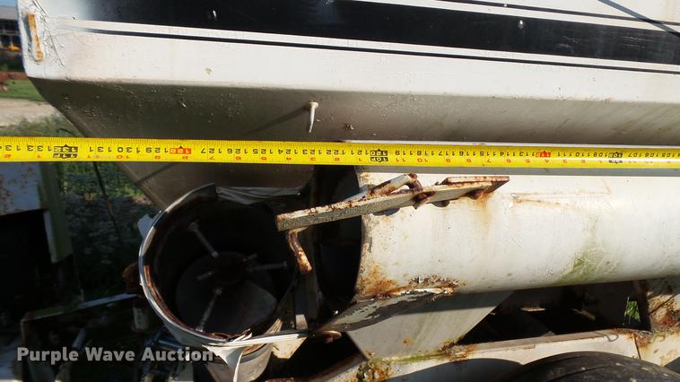 image for item DC2571 Willmar 800 seed tender