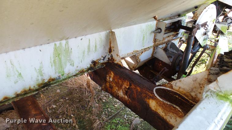 image for item DC2571 Willmar 800 seed tender