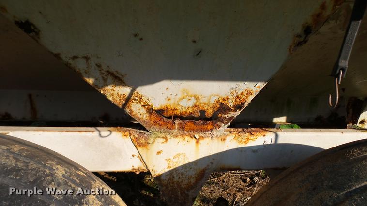 image for item DC2571 Willmar 800 seed tender