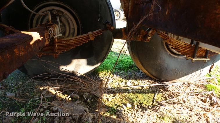 image for item DC2571 Willmar 800 seed tender