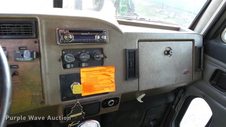 image for item DC2578 1999 Peterbilt 330 tank truck