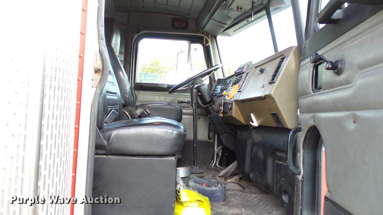 image for item DC2578 1999 Peterbilt 330 tank truck