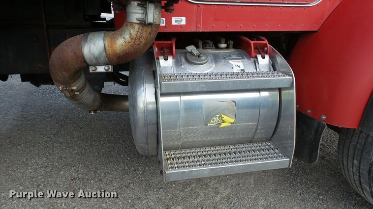 image for item DC2578 1999 Peterbilt 330 tank truck