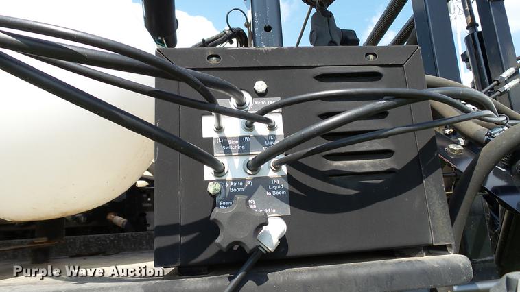 image for item DC2587 2013 SpraCoupe 4660 self-propelled sprayer