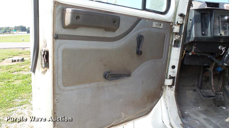 image for item DC2588 1997 International 4700 box truck