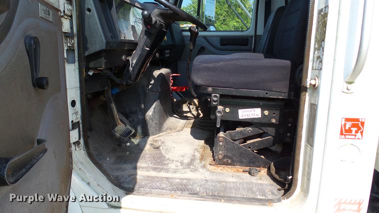 image for item DC2588 1997 International 4700 box truck