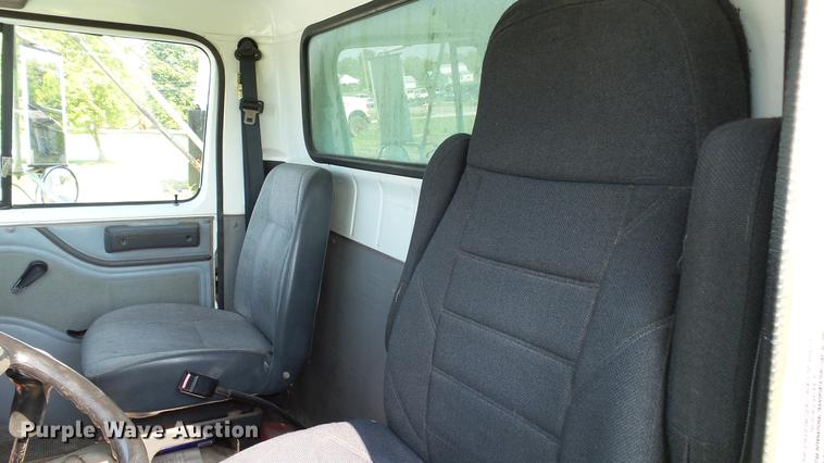 image for item DC2588 1997 International 4700 box truck