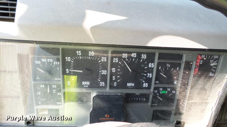 image for item DC2588 1997 International 4700 box truck