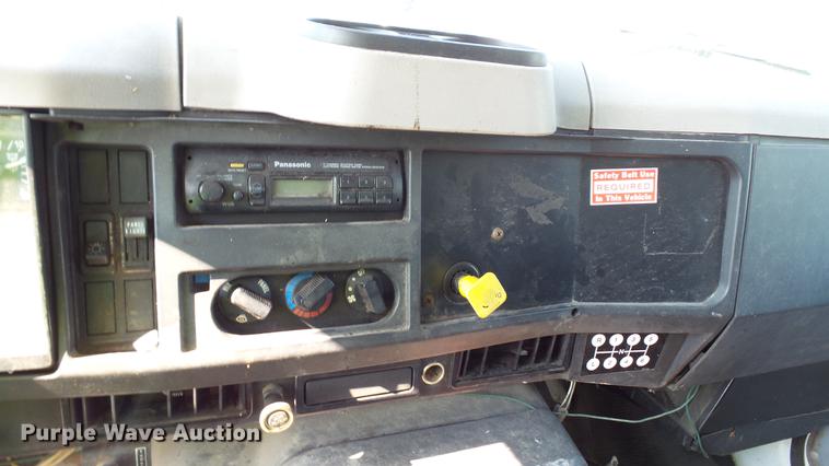 image for item DC2588 1997 International 4700 box truck