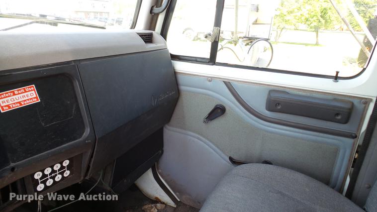 image for item DC2588 1997 International 4700 box truck