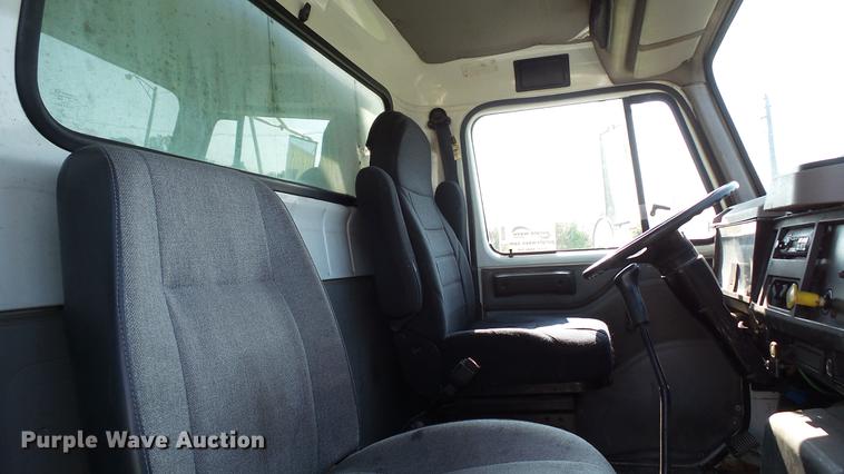 image for item DC2588 1997 International 4700 box truck