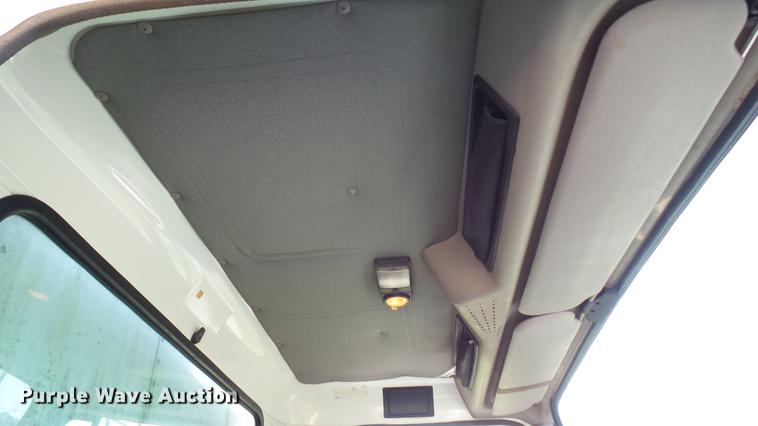 image for item DC2588 1997 International 4700 box truck