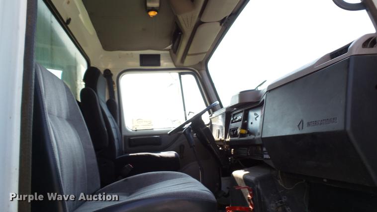 image for item DC2588 1997 International 4700 box truck